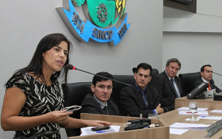 Zeila toma posse e diz que papel de vereador é servir a sociedade