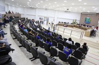 Câmara aprova projetos e homenageia vacinadoras do município