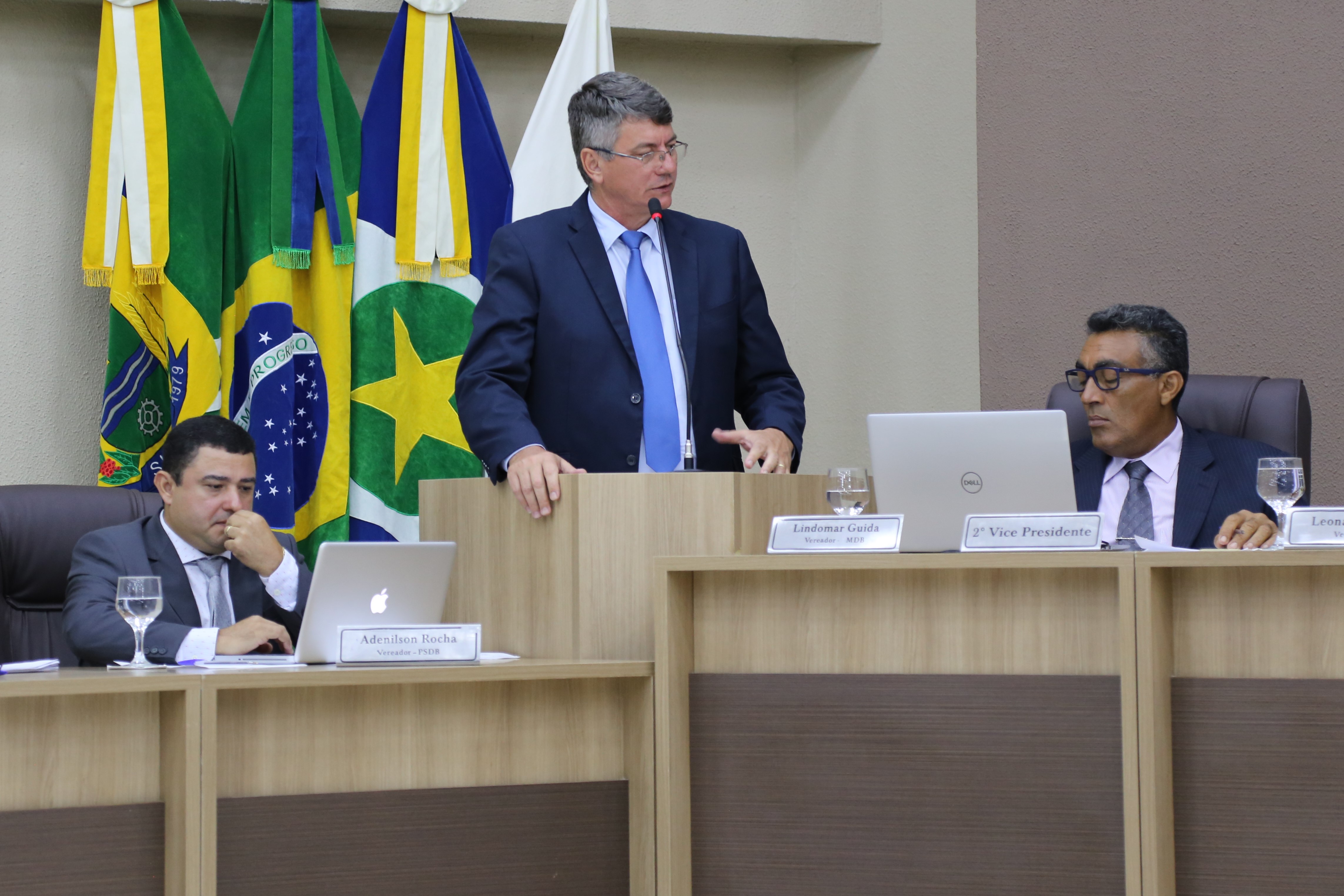 Visera pede limpeza de área institucional  e redutor de velocidade para avenida de Sinop