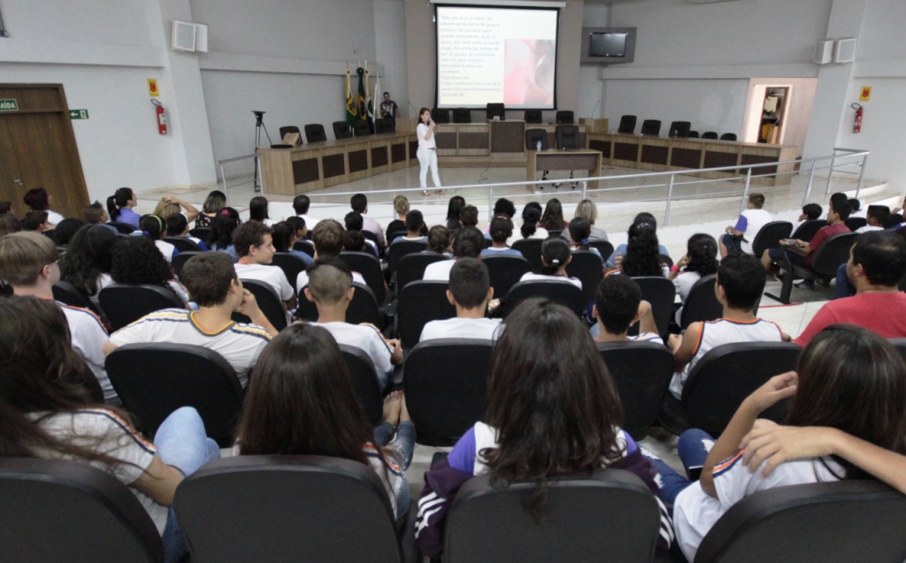 Palestra sobre drogas atrai 200 adolescentes à sessão da Câmara Mirim