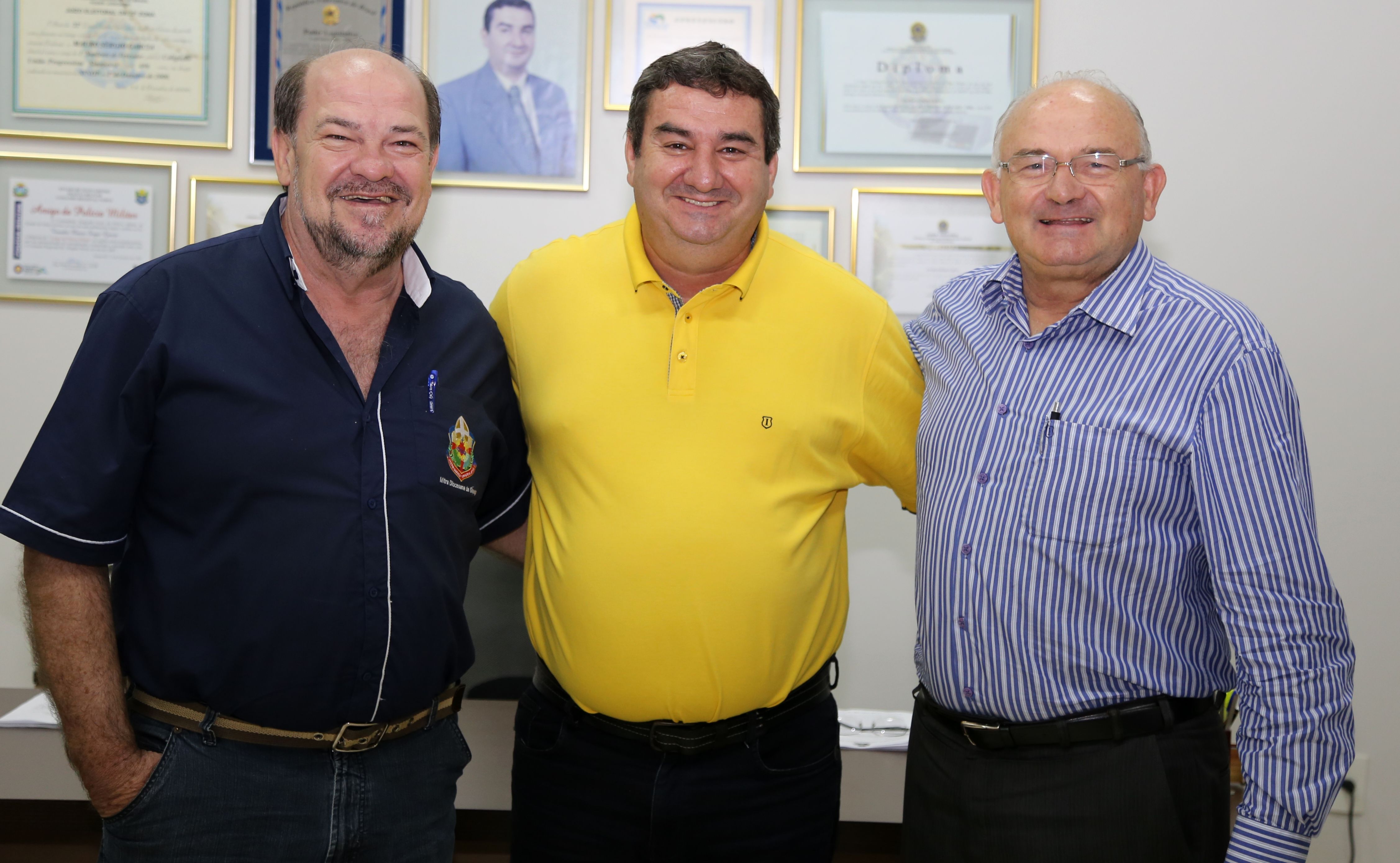 Presidente da Câmara recebe visita de cortesia do bispo Dom Camísio