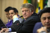 Remídio Kuntz solicita troca de postes de madeira e instalação de lombofaixa 